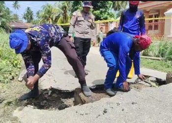 Tim SAR Korpolairud dan Warga Bangun Jembatan Sementara di Padang Pariaman