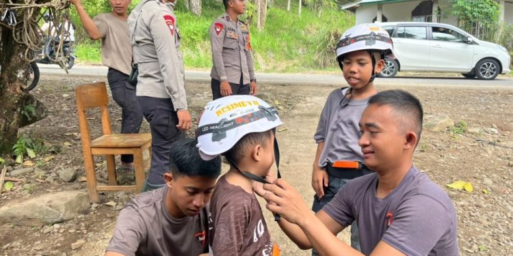 Polri Gelar Trauma Healing dengan Flying Fox untuk Anak-Anak di Kayu Pasak