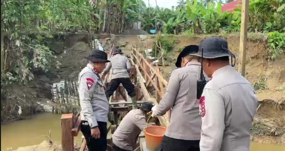 Sat Brimob Polda Sumbar Dirikan Jembatan Darurat di Padang Pariaman