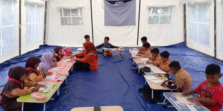 UGM Berikan Pelatihan untuk Relawan Mahasiswa dalam Revitalisasi Sekolah Darurat di Sumatra