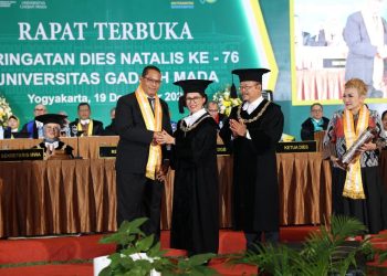 Eka Sari Lorena Soerbakti dan Abdul Rohman Terima Penghargaan UGM