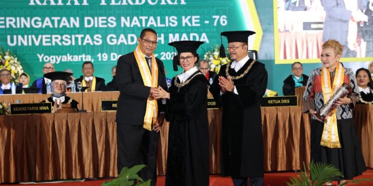 Eka Sari Lorena Soerbakti dan Abdul Rohman Terima Penghargaan UGM