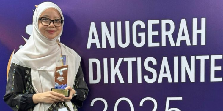 Fitri Amalia dari UGM Raih Penghargaan Ilmuwan Muda Terbaik di Anugerah Diktisaintek 2025