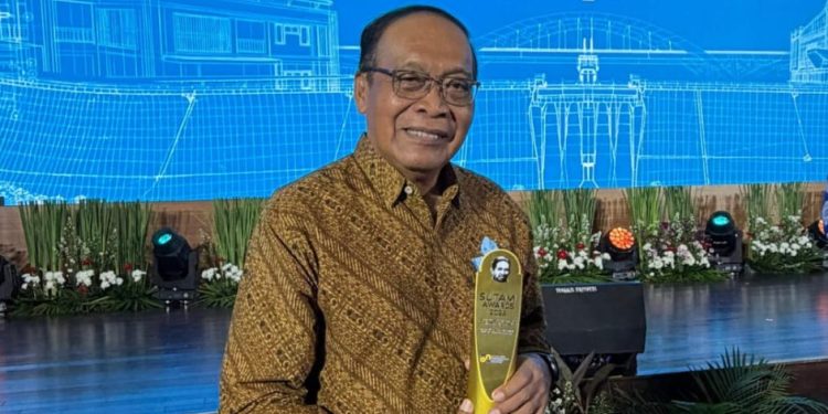 Dosen UGM Budi Santosa Wignyosukarto Terima Penghargaan Sutami Awards 2025