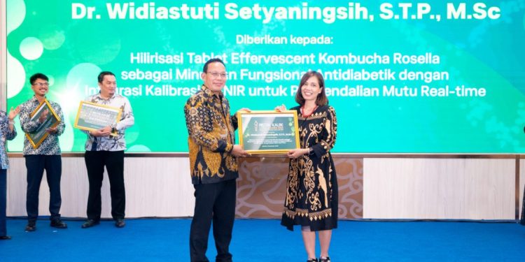 Dosen UGM Raih Penghargaan Berkat Riset Bunga Rosella untuk Antidiabetes
