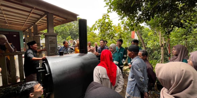 UGM Bantu Petani Dlingo Manfaatkan Limbah Kayu Menjadi Biochar