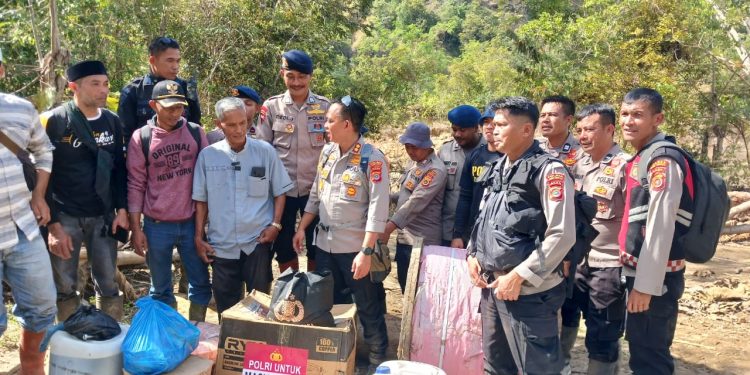 Polres Aceh Tengah Distribusikan Bantuan ke Desa Terisolir di Linge
