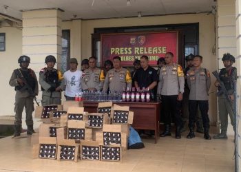 Polres Yahukimo Ungkap Ratusan Botol Miras Ilegal dalam Press Release