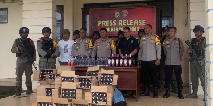 Polres Yahukimo Ungkap Ratusan Botol Miras Ilegal dalam Press Release