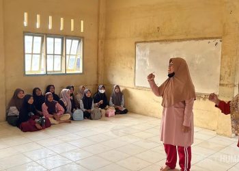 Brimob Polda Aceh Bersihkan Sekolah Pascabanjir di Aceh Tamiang, Aktivitas Belajar Dimulai Lagi