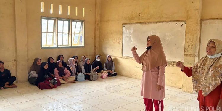 Brimob Polda Aceh Bersihkan Sekolah Pascabanjir di Aceh Tamiang, Aktivitas Belajar Dimulai Lagi