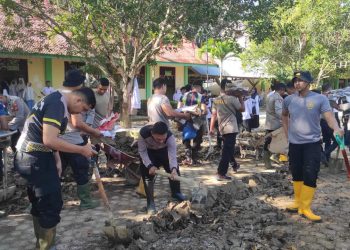 Polri Bantu Pemulihan Pascabanjir Bandang di Bireuen, Aceh