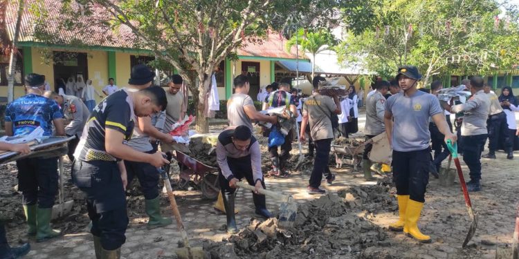 Polri Bantu Pemulihan Pascabanjir Bandang di Bireuen, Aceh