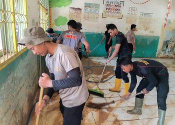 Pasukan Brimob Bantu Pemulihan Pascabencana di Tapanuli Tengah