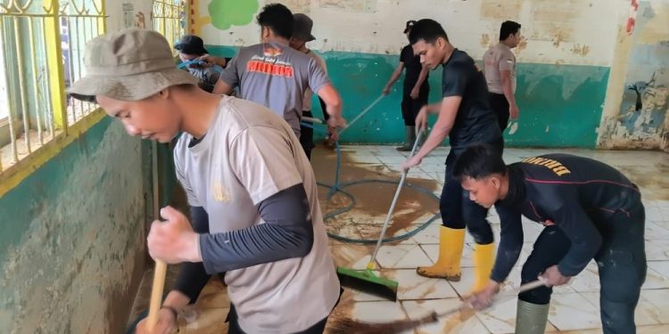 Pasukan Brimob Bantu Pemulihan Pascabencana di Tapanuli Tengah