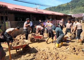 Brimob Sumut Bantu Bersihkan Perumahan Pandan Asri Pascabencana