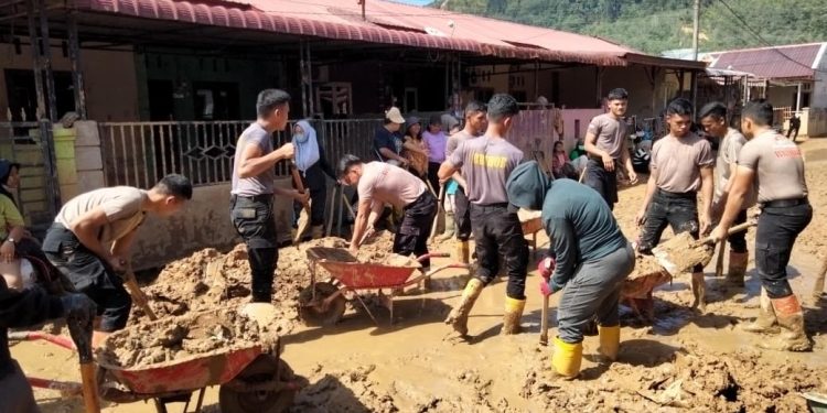 Brimob Sumut Bantu Bersihkan Perumahan Pandan Asri Pascabencana