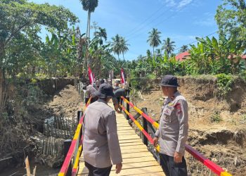 Brimob Sumbar Selesaikan Pembangunan Jembatan Darurat di Padang Pariaman