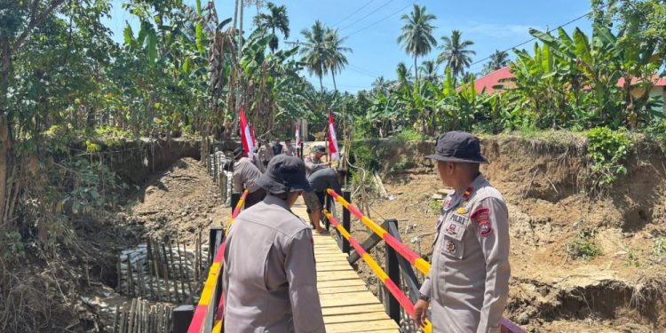 Brimob Sumbar Selesaikan Pembangunan Jembatan Darurat di Padang Pariaman