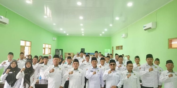 Kemenag Sumenep Berikan Penghargaan kepada Penyuluh Agama Berprestasi