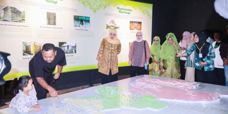 Gubernur Khofifah dan Bupati Yani Dorong Penggunaan Transportasi Publik di Gresik