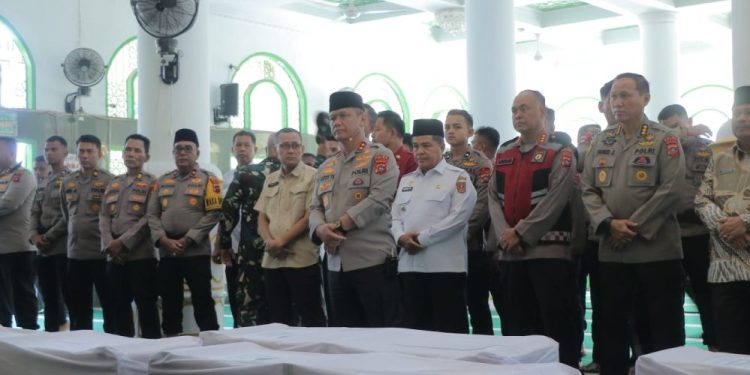 Kapolda Sumbar Memimpin Pemakaman Massal Korban Bencana di Palembayan