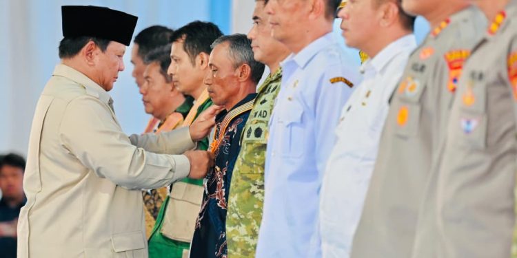 Presiden Prabowo Berikan Penghargaan kepada Pelaku Pertanian di Karawang
