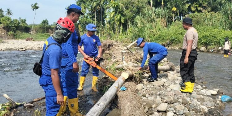 Tim SAR Korpolairud BKO Polda Jabar Dirikan Jembatan Sementara di Padang Pariaman