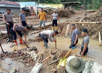 Polri Bersama Warga Bersihkan Drainase Pascabanjir di Aceh Tengah