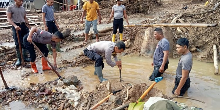 Polri Bersama Warga Bersihkan Drainase Pascabanjir di Aceh Tengah