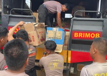 Brimob Polda Sumut dan Dinas Pendidikan Tapanuli Tengah Salurkan Bantuan ke Sekolah Darurat