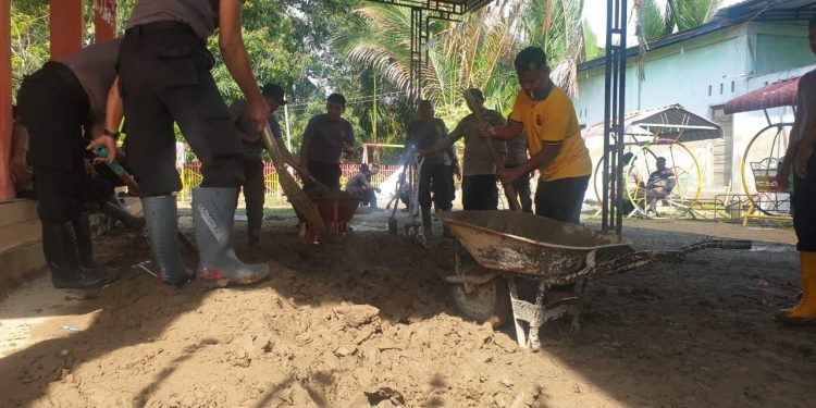 Polres Bireuen Bersihkan TK di Gandapura Pascabanjir