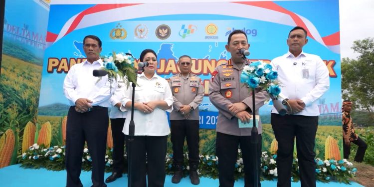 Kapolri dan Ketua Komisi IV Hadiri Panen Raya Jagung di Bekasi