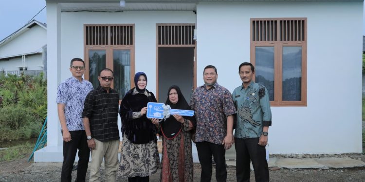 Wali Kota Banda Aceh Berikan Rumah Layak Huni kepada Warga Lambaro Skep