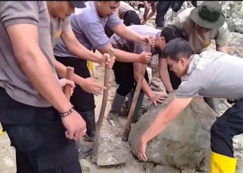 Polri dan Warga Bersama-sama Buka Akses Jalan di Kampung Setie Pascabencana