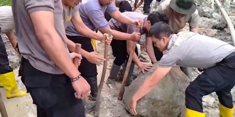 Polri dan Warga Bersama-sama Buka Akses Jalan di Kampung Setie Pascabencana