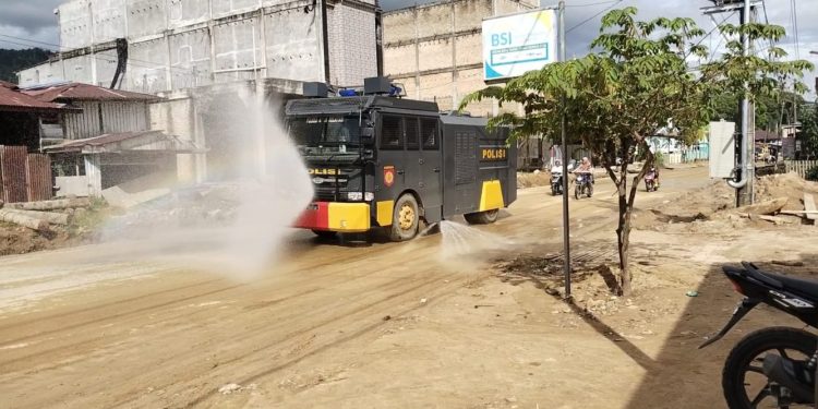 Polres Aceh Selatan Gunakan Water Cannon untuk Kurangi Debu Pasca Banjir