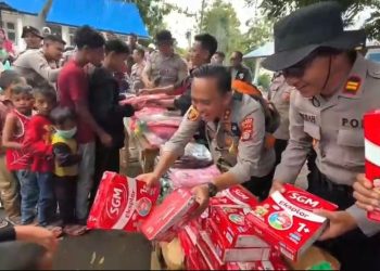 Kapolres Aceh Tengah Salurkan Bantuan ke Desa Terisolir dengan Sepeda Motor Trail