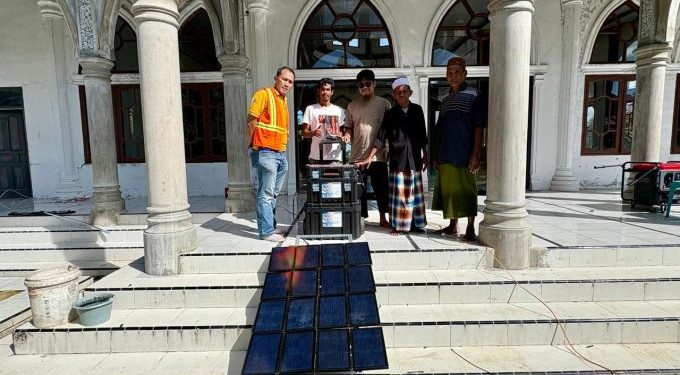 PSE UGM Salurkan Pembangkit Listrik Surya Portable untuk Korban Bencana di Aceh