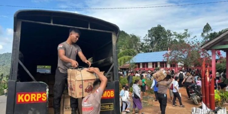 Brimob Polda Sumut Distribusikan Perlengkapan Belajar ke Sekolah di Tapanuli Tengah