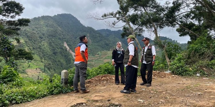 BPBD Batang dan Warga Bersama-sama Tangani Longsor di Desa Pranten