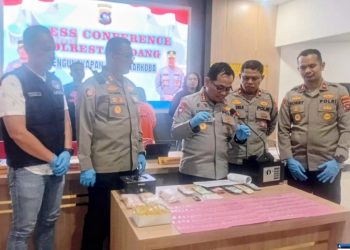 Polisi Tangkap Wanita di Padang dengan 211 Paket Sabu