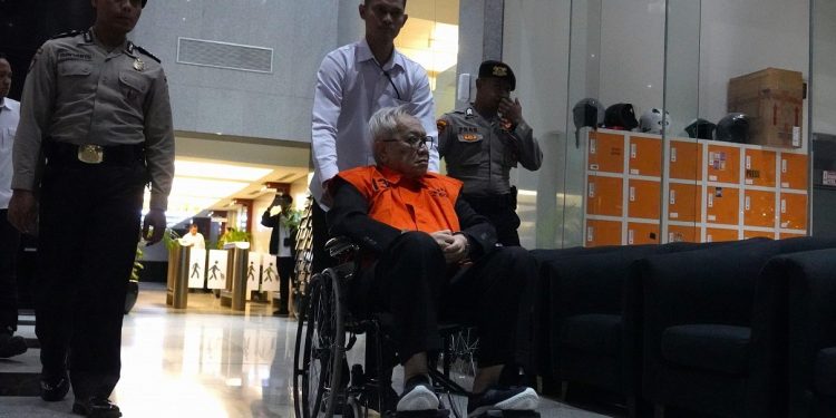 KPK Menahan Eks Direktur Pertamina dalam Kasus Suap Katalis