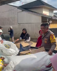 Polri Distribusikan Bantuan Sembako untuk Korban Banjir Bandang di Gurun Laweh