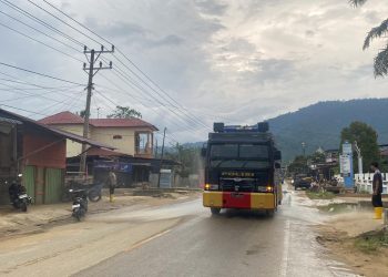 Polres Aceh Selatan Gunakan Water Cannon untuk Atasi Debu Pasca Banjir