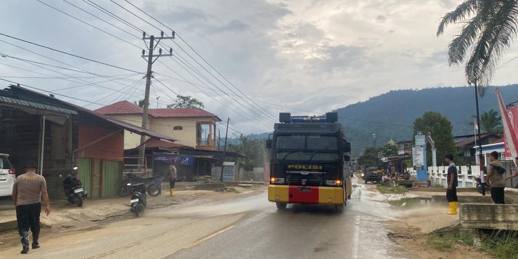 Polres Aceh Selatan Gunakan Water Cannon untuk Atasi Debu Pasca Banjir