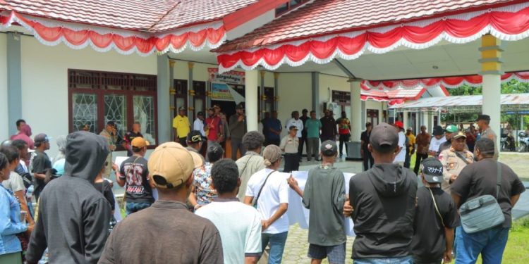 Polres Waropen Amankan Aksi Damai Masyarakat Peduli Pembangunan