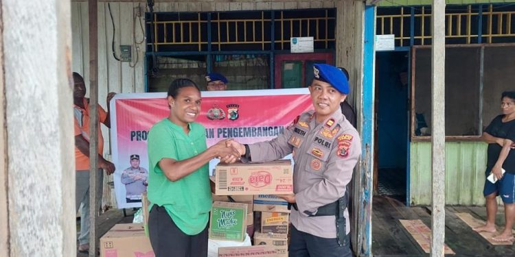 Polres Asmat Dorong Ekonomi Masyarakat Papua Melalui Bantuan Usaha Kios