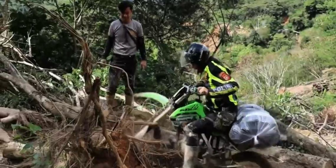 Kapolres Aceh Tengah Salurkan Bantuan ke Kampung Terisolir di Tengah Medan Sulit