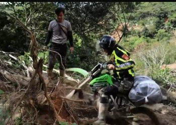 Kapolres Aceh Tengah Salurkan Bantuan ke Kampung Terisolir di Tengah Medan Sulit